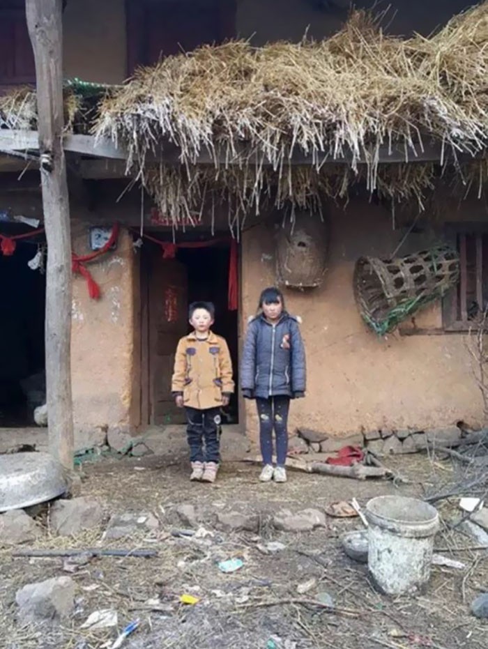 Çocuk, kızkardeşi ve büyükannesi ile birlikte küçük bir köyde yaşıyor.