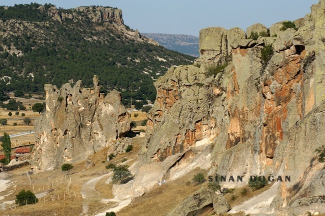 Doğal yaşam alanları kayaların içleri olmuş. Barınma ve savaşlara karşı korunmak için o zamanın şartlarında doğal yerleşim alanları.